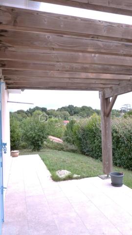 Construit en 2011 ce joli pavillon vous propose 2 chambres, cuisine ouverte sur salon de 36 m2 très lumineux, un cellier et un garage. A l’extérieur un joli jardin surplombant Ribérac vous permet de bénéficier d'une vue dégagée.
Les 2 portes vitrées du salon donnent accès chacune à une terrasse, dont une avec un store banne et l'autre couverte, ce qui vous permettra de bénéficier de l’extérieur quel que soit l'heure de la journée ou la météo. Une partie du terrain en terrasse vous permettra de faire votre potager. A l'intérieur ce pavillon allie confort et économies avec un poêle à pellet, une climatisation réversible, volet roulant. La salle d'eau est spacieuse avec une grande douche, les WC sont séparés. Un bien de qualité habitable de suite en ville dans un secteur calme, une réelle opportunité à ne pas laisser passer.