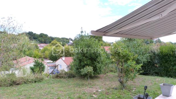 Construit en 2011 ce joli pavillon vous propose 2 chambres, cuisine ouverte sur salon de 36 m2 très lumineux, un cellier et un garage. A l’extérieur un joli jardin surplombant Ribérac vous permet de bénéficier d'une vue dégagée.
Les 2 portes vitrées du salon donnent accès chacune à une terrasse, dont une avec un store banne et l'autre couverte, ce qui vous permettra de bénéficier de l’extérieur quel que soit l'heure de la journée ou la météo. Une partie du terrain en terrasse vous permettra de faire votre potager. A l'intérieur ce pavillon allie confort et économies avec un poêle à pellet, une climatisation réversible, volet roulant. La salle d'eau est spacieuse avec une grande douche, les WC sont séparés. Un bien de qualité habitable de suite en ville dans un secteur calme, une réelle opportunité à ne pas laisser passer.