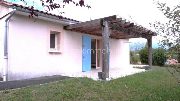 Construit en 2011 ce joli pavillon vous propose 2 chambres, cuisine ouverte sur salon de 36 m2 très lumineux, un cellier et un garage. A l’extérieur un joli jardin surplombant Ribérac vous permet de bénéficier d'une vue dégagée.
Les 2 portes vitrées du salon donnent accès chacune à une terrasse, dont une avec un store banne et l'autre couverte, ce qui vous permettra de bénéficier de l’extérieur quel que soit l'heure de la journée ou la météo. Une partie du terrain en terrasse vous permettra de faire votre potager. A l'intérieur ce pavillon allie confort et économies avec un poêle à pellet, une climatisation réversible, volet roulant. La salle d'eau est spacieuse avec une grande douche, les WC sont séparés. Un bien de qualité habitable de suite en ville dans un secteur calme, une réelle opportunité à ne pas laisser passer.