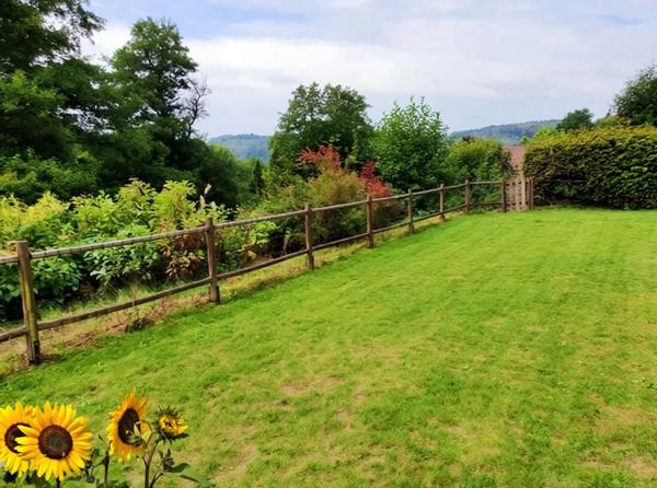 PROPRIETE vendre 20 pièces proche de REMIREMONT (88) sur 2,4 ha avec ETANG, SOURCE