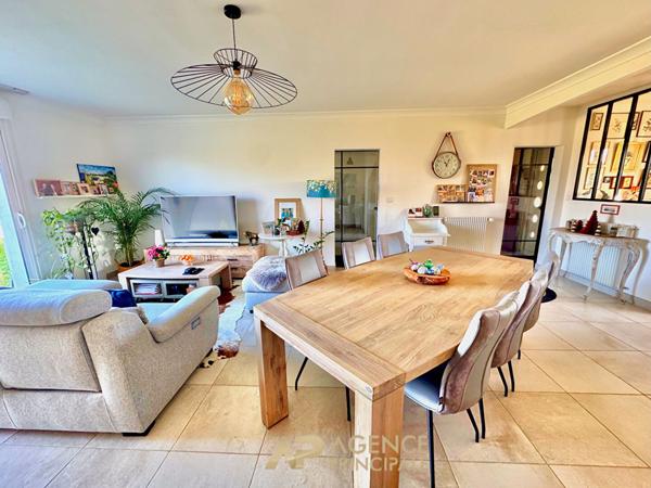 PLAIN-PIED - 3 chambres - Rénovée - St-Xandre €440 000 ** - Référence MR672D