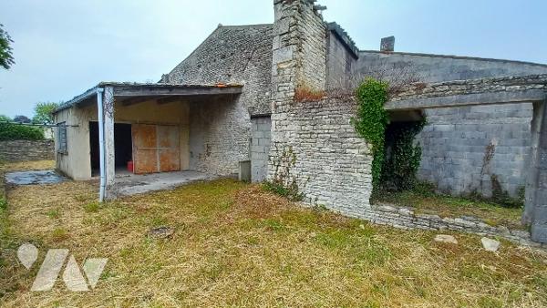 Garage sur terrain à bâtir avec un début de construction.