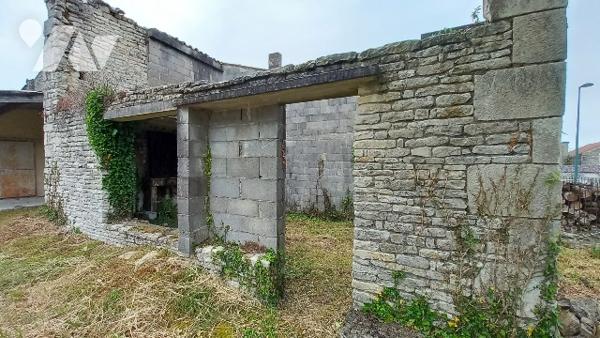 Garage sur terrain à bâtir avec un début de construction.