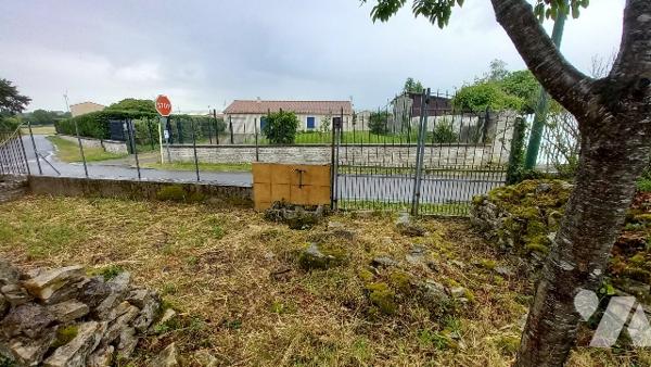 Garage sur terrain à bâtir avec un début de construction.