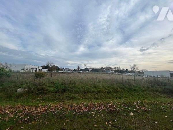 TERRAIN A VENDRE BAUGE EN ANJOU
Terrain Idéalement situé à Baugé.
Zone d'Activités Economique...