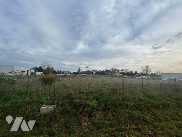 TERRAIN A VENDRE BAUGE EN ANJOU
Terrain Idéalement situé à Baugé.
Zone d'Activités Economique...