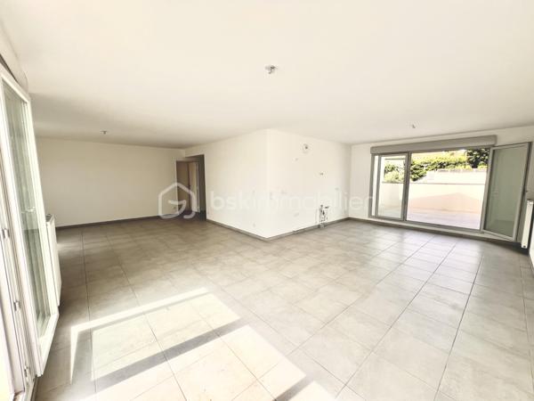 Coup de cœur assuré pour ce superbe appartement aux prestations soignées, idéalement situé à proximité immédiate des commodités (écoles, commerces, transports) et à seulement quelques minutes de Lyon et de la Part-Dieu. 
Il offre le parfait équilibre entre vie citadine et sérénité.

Une pièce de vie exceptionnelle avec un grand séjour-cuisine baigné de lumière de 52 m², ouvrant directement sur une magnifique terrasse de 42 m². 
Un espace nuit confortable avec 4 chambres dont une suite parentale avec sa propre salle d'eau privative.
Seconde salle de bain équipée d'une baignoire et WC séparé.

Copropriété récente - RT2012
Chauffage individuel au gaz
Volets roulants électriques et visiophone
Ascenseur 
En sus : Possibilité d'acquérir un garage double