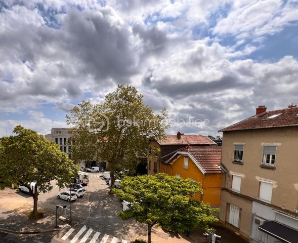Coup de cœur assuré pour ce superbe appartement aux prestations soignées, idéalement situé à proximité immédiate des commodités (écoles, commerces, transports) et à seulement quelques minutes de Lyon et de la Part-Dieu. 
Il offre le parfait équilibre entre vie citadine et sérénité.

Une pièce de vie exceptionnelle avec un grand séjour-cuisine baigné de lumière de 52 m², ouvrant directement sur une magnifique terrasse de 42 m². 
Un espace nuit confortable avec 4 chambres dont une suite parentale avec sa propre salle d'eau privative.
Seconde salle de bain équipée d'une baignoire et WC séparé.

Copropriété récente - RT2012
Chauffage individuel au gaz
Volets roulants électriques et visiophone
Ascenseur 
En sus : Possibilité d'acquérir un garage double