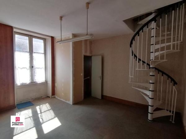 CARROUGES (61320) Maison de bourg, 4 pièces, 3 chambres , 75 m2 environ PRIX 44 500  honoraires 11,25% inclus à la charge de l'acquéreur, soit 40 000 hors honoraires