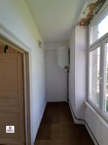 CARROUGES (61320) Maison de bourg, 4 pièces, 3 chambres , 75 m2 environ PRIX 44 500  honoraires 11,25% inclus à la charge de l'acquéreur, soit 40 000 hors honoraires