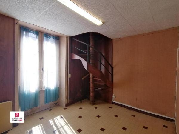 CARROUGES (61320) Maison de bourg, 4 pièces, 3 chambres , 75 m2 environ PRIX 44 500  honoraires 11,25% inclus à la charge de l'acquéreur, soit 40 000 hors honoraires