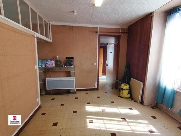 CARROUGES (61320) Maison de bourg, 4 pièces, 3 chambres , 75 m2 environ PRIX 44 500  honoraires 11,25% inclus à la charge de l'acquéreur, soit 40 000 hors honoraires