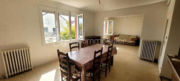 Découvrez cette maison offrant de beaux volumes et un fort potentiel

Elle se compose au rez-de-chaussée d’une véranda d’entrée, d’une cuisine ouverte à aménager et équiper, d’un salon-séjour, d’une salle d’eau et d’un WC indépendant. À l’étage, vous trouverez trois chambres ainsi qu’une salle de bains avec WC.

La maison bénéficie d’un sous-sol complet, d’un garage avec combles et d’une dépendance, le tout sur un terrain clos de 734 m².

Travaux réalisés en 2013 : fenêtres PVC double vitrage, chaudière, isolation et électricité.

Une maison idéale pour une famille ou un projet de rénovation, avec de nombreux espaces annexes et un beau terrain.