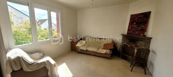 Découvrez cette maison offrant de beaux volumes et un fort potentiel

Elle se compose au rez-de-chaussée d’une véranda d’entrée, d’une cuisine ouverte à aménager et équiper, d’un salon-séjour, d’une salle d’eau et d’un WC indépendant. À l’étage, vous trouverez trois chambres ainsi qu’une salle de bains avec WC.

La maison bénéficie d’un sous-sol complet, d’un garage avec combles et d’une dépendance, le tout sur un terrain clos de 734 m².

Travaux réalisés en 2013 : fenêtres PVC double vitrage, chaudière, isolation et électricité.

Une maison idéale pour une famille ou un projet de rénovation, avec de nombreux espaces annexes et un beau terrain.