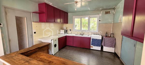 Découvrez cette maison offrant de beaux volumes et un fort potentiel

Elle se compose au rez-de-chaussée d’une véranda d’entrée, d’une cuisine ouverte à aménager et équiper, d’un salon-séjour, d’une salle d’eau et d’un WC indépendant. À l’étage, vous trouverez trois chambres ainsi qu’une salle de bains avec WC.

La maison bénéficie d’un sous-sol complet, d’un garage avec combles et d’une dépendance, le tout sur un terrain clos de 734 m².

Travaux réalisés en 2013 : fenêtres PVC double vitrage, chaudière, isolation et électricité.

Une maison idéale pour une famille ou un projet de rénovation, avec de nombreux espaces annexes et un beau terrain.