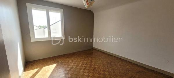 Découvrez cette maison offrant de beaux volumes et un fort potentiel

Elle se compose au rez-de-chaussée d’une véranda d’entrée, d’une cuisine ouverte à aménager et équiper, d’un salon-séjour, d’une salle d’eau et d’un WC indépendant. À l’étage, vous trouverez trois chambres ainsi qu’une salle de bains avec WC.

La maison bénéficie d’un sous-sol complet, d’un garage avec combles et d’une dépendance, le tout sur un terrain clos de 734 m².

Travaux réalisés en 2013 : fenêtres PVC double vitrage, chaudière, isolation et électricité.

Une maison idéale pour une famille ou un projet de rénovation, avec de nombreux espaces annexes et un beau terrain.