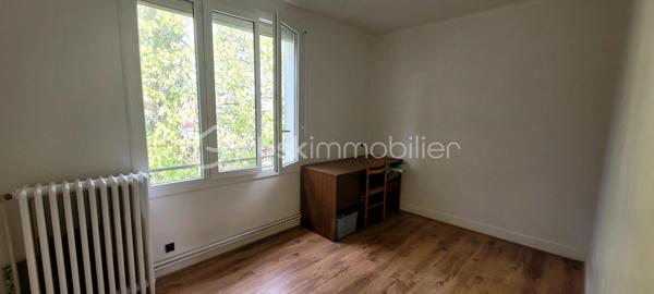 Découvrez cette maison offrant de beaux volumes et un fort potentiel

Elle se compose au rez-de-chaussée d’une véranda d’entrée, d’une cuisine ouverte à aménager et équiper, d’un salon-séjour, d’une salle d’eau et d’un WC indépendant. À l’étage, vous trouverez trois chambres ainsi qu’une salle de bains avec WC.

La maison bénéficie d’un sous-sol complet, d’un garage avec combles et d’une dépendance, le tout sur un terrain clos de 734 m².

Travaux réalisés en 2013 : fenêtres PVC double vitrage, chaudière, isolation et électricité.

Une maison idéale pour une famille ou un projet de rénovation, avec de nombreux espaces annexes et un beau terrain.