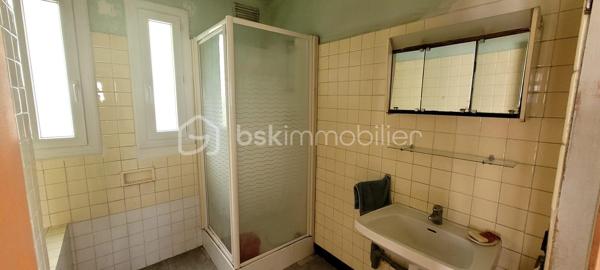 Découvrez cette maison offrant de beaux volumes et un fort potentiel

Elle se compose au rez-de-chaussée d’une véranda d’entrée, d’une cuisine ouverte à aménager et équiper, d’un salon-séjour, d’une salle d’eau et d’un WC indépendant. À l’étage, vous trouverez trois chambres ainsi qu’une salle de bains avec WC.

La maison bénéficie d’un sous-sol complet, d’un garage avec combles et d’une dépendance, le tout sur un terrain clos de 734 m².

Travaux réalisés en 2013 : fenêtres PVC double vitrage, chaudière, isolation et électricité.

Une maison idéale pour une famille ou un projet de rénovation, avec de nombreux espaces annexes et un beau terrain.