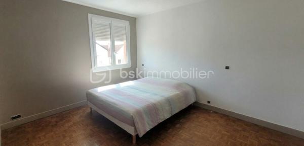 Découvrez cette maison offrant de beaux volumes et un fort potentiel

Elle se compose au rez-de-chaussée d’une véranda d’entrée, d’une cuisine ouverte à aménager et équiper, d’un salon-séjour, d’une salle d’eau et d’un WC indépendant. À l’étage, vous trouverez trois chambres ainsi qu’une salle de bains avec WC.

La maison bénéficie d’un sous-sol complet, d’un garage avec combles et d’une dépendance, le tout sur un terrain clos de 734 m².

Travaux réalisés en 2013 : fenêtres PVC double vitrage, chaudière, isolation et électricité.

Une maison idéale pour une famille ou un projet de rénovation, avec de nombreux espaces annexes et un beau terrain.