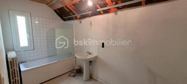Découvrez cette maison offrant de beaux volumes et un fort potentiel

Elle se compose au rez-de-chaussée d’une véranda d’entrée, d’une cuisine ouverte à aménager et équiper, d’un salon-séjour, d’une salle d’eau et d’un WC indépendant. À l’étage, vous trouverez trois chambres ainsi qu’une salle de bains avec WC.

La maison bénéficie d’un sous-sol complet, d’un garage avec combles et d’une dépendance, le tout sur un terrain clos de 734 m².

Travaux réalisés en 2013 : fenêtres PVC double vitrage, chaudière, isolation et électricité.

Une maison idéale pour une famille ou un projet de rénovation, avec de nombreux espaces annexes et un beau terrain.