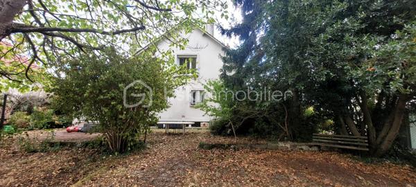 Découvrez cette maison offrant de beaux volumes et un fort potentiel

Elle se compose au rez-de-chaussée d’une véranda d’entrée, d’une cuisine ouverte à aménager et équiper, d’un salon-séjour, d’une salle d’eau et d’un WC indépendant. À l’étage, vous trouverez trois chambres ainsi qu’une salle de bains avec WC.

La maison bénéficie d’un sous-sol complet, d’un garage avec combles et d’une dépendance, le tout sur un terrain clos de 734 m².

Travaux réalisés en 2013 : fenêtres PVC double vitrage, chaudière, isolation et électricité.

Une maison idéale pour une famille ou un projet de rénovation, avec de nombreux espaces annexes et un beau terrain.