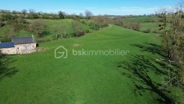 Amoureux de la nature, de calme de projets authentiques, ce bien rare est fait pour vous.

Au cœur d'un environnement préservé et verdoyant, découvrez cet ancien moulin en pierre d'environ 93 m2 au sol, offrant un projet de vie écologique ou de rénovation de caractère.

Implanté sur une magnifique parcelle d'un pue plus de 3 hectares, ce bien bénéficie d'un cadre naturel unique, propice à la sérénité, à l'autonomie et aux projets en harmonie avec l'environnement.

Le moulin est entièrement à rénover sauf la toiture qui a été refaite en 2001. Il ne dispose actuellement ni eau et ni électricité, laissant libre cours à un projet respectueux de la nature : habitat autonome, éco-lieu, refuge ou résidence secondaire pleine de charme.

A noter : Bien non viabilisé - travaux importants à prévoir, idéal pour les passionnés de rénovation et de projets durables.

Un lieu rare pour se reconnecter à l'essentiel et donner vie à un projet unique.

Contactez moi pour plus d'informations ou organiser une visite.