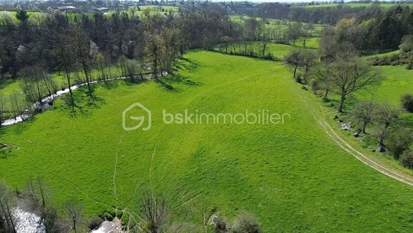 Amoureux de la nature, de calme de projets authentiques, ce bien rare est fait pour vous.

Au cœur d'un environnement préservé et verdoyant, découvrez cet ancien moulin en pierre d'environ 93 m2 au sol, offrant un projet de vie écologique ou de rénovation de caractère.

Implanté sur une magnifique parcelle d'un pue plus de 3 hectares, ce bien bénéficie d'un cadre naturel unique, propice à la sérénité, à l'autonomie et aux projets en harmonie avec l'environnement.

Le moulin est entièrement à rénover sauf la toiture qui a été refaite en 2001. Il ne dispose actuellement ni eau et ni électricité, laissant libre cours à un projet respectueux de la nature : habitat autonome, éco-lieu, refuge ou résidence secondaire pleine de charme.

A noter : Bien non viabilisé - travaux importants à prévoir, idéal pour les passionnés de rénovation et de projets durables.

Un lieu rare pour se reconnecter à l'essentiel et donner vie à un projet unique.

Contactez moi pour plus d'informations ou organiser une visite.
