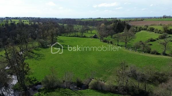 Amoureux de la nature, de calme de projets authentiques, ce bien rare est fait pour vous.

Au cœur d'un environnement préservé et verdoyant, découvrez cet ancien moulin en pierre d'environ 93 m2 au sol, offrant un projet de vie écologique ou de rénovation de caractère.

Implanté sur une magnifique parcelle d'un pue plus de 3 hectares, ce bien bénéficie d'un cadre naturel unique, propice à la sérénité, à l'autonomie et aux projets en harmonie avec l'environnement.

Le moulin est entièrement à rénover sauf la toiture qui a été refaite en 2001. Il ne dispose actuellement ni eau et ni électricité, laissant libre cours à un projet respectueux de la nature : habitat autonome, éco-lieu, refuge ou résidence secondaire pleine de charme.

A noter : Bien non viabilisé - travaux importants à prévoir, idéal pour les passionnés de rénovation et de projets durables.

Un lieu rare pour se reconnecter à l'essentiel et donner vie à un projet unique.

Contactez moi pour plus d'informations ou organiser une visite.