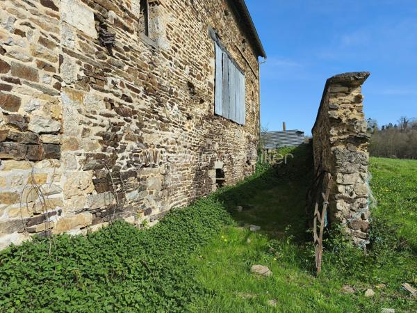 Amoureux de la nature, de calme de projets authentiques, ce bien rare est fait pour vous.

Au cœur d'un environnement préservé et verdoyant, découvrez cet ancien moulin en pierre d'environ 93 m2 au sol, offrant un projet de vie écologique ou de rénovation de caractère.

Implanté sur une magnifique parcelle d'un pue plus de 3 hectares, ce bien bénéficie d'un cadre naturel unique, propice à la sérénité, à l'autonomie et aux projets en harmonie avec l'environnement.

Le moulin est entièrement à rénover sauf la toiture qui a été refaite en 2001. Il ne dispose actuellement ni eau et ni électricité, laissant libre cours à un projet respectueux de la nature : habitat autonome, éco-lieu, refuge ou résidence secondaire pleine de charme.

A noter : Bien non viabilisé - travaux importants à prévoir, idéal pour les passionnés de rénovation et de projets durables.

Un lieu rare pour se reconnecter à l'essentiel et donner vie à un projet unique.

Contactez moi pour plus d'informations ou organiser une visite.