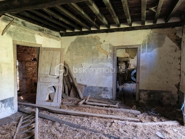 Amoureux de la nature, de calme de projets authentiques, ce bien rare est fait pour vous.

Au cœur d'un environnement préservé et verdoyant, découvrez cet ancien moulin en pierre d'environ 93 m2 au sol, offrant un projet de vie écologique ou de rénovation de caractère.

Implanté sur une magnifique parcelle d'un pue plus de 3 hectares, ce bien bénéficie d'un cadre naturel unique, propice à la sérénité, à l'autonomie et aux projets en harmonie avec l'environnement.

Le moulin est entièrement à rénover sauf la toiture qui a été refaite en 2001. Il ne dispose actuellement ni eau et ni électricité, laissant libre cours à un projet respectueux de la nature : habitat autonome, éco-lieu, refuge ou résidence secondaire pleine de charme.

A noter : Bien non viabilisé - travaux importants à prévoir, idéal pour les passionnés de rénovation et de projets durables.

Un lieu rare pour se reconnecter à l'essentiel et donner vie à un projet unique.

Contactez moi pour plus d'informations ou organiser une visite.