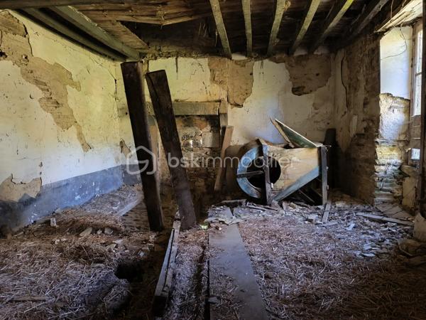 Amoureux de la nature, de calme de projets authentiques, ce bien rare est fait pour vous.

Au cœur d'un environnement préservé et verdoyant, découvrez cet ancien moulin en pierre d'environ 93 m2 au sol, offrant un projet de vie écologique ou de rénovation de caractère.

Implanté sur une magnifique parcelle d'un pue plus de 3 hectares, ce bien bénéficie d'un cadre naturel unique, propice à la sérénité, à l'autonomie et aux projets en harmonie avec l'environnement.

Le moulin est entièrement à rénover sauf la toiture qui a été refaite en 2001. Il ne dispose actuellement ni eau et ni électricité, laissant libre cours à un projet respectueux de la nature : habitat autonome, éco-lieu, refuge ou résidence secondaire pleine de charme.

A noter : Bien non viabilisé - travaux importants à prévoir, idéal pour les passionnés de rénovation et de projets durables.

Un lieu rare pour se reconnecter à l'essentiel et donner vie à un projet unique.

Contactez moi pour plus d'informations ou organiser une visite.