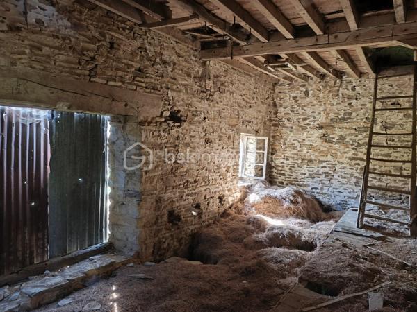 Amoureux de la nature, de calme de projets authentiques, ce bien rare est fait pour vous.

Au cœur d'un environnement préservé et verdoyant, découvrez cet ancien moulin en pierre d'environ 93 m2 au sol, offrant un projet de vie écologique ou de rénovation de caractère.

Implanté sur une magnifique parcelle d'un pue plus de 3 hectares, ce bien bénéficie d'un cadre naturel unique, propice à la sérénité, à l'autonomie et aux projets en harmonie avec l'environnement.

Le moulin est entièrement à rénover sauf la toiture qui a été refaite en 2001. Il ne dispose actuellement ni eau et ni électricité, laissant libre cours à un projet respectueux de la nature : habitat autonome, éco-lieu, refuge ou résidence secondaire pleine de charme.

A noter : Bien non viabilisé - travaux importants à prévoir, idéal pour les passionnés de rénovation et de projets durables.

Un lieu rare pour se reconnecter à l'essentiel et donner vie à un projet unique.

Contactez moi pour plus d'informations ou organiser une visite.