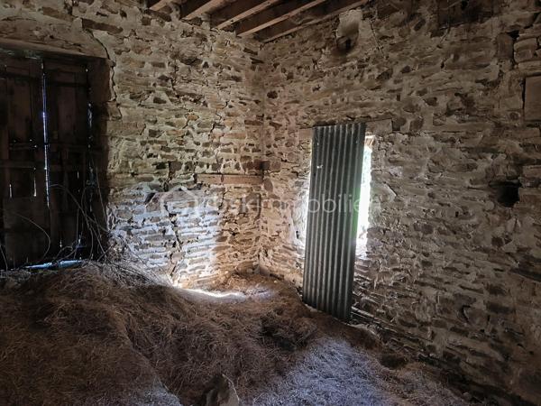 Amoureux de la nature, de calme de projets authentiques, ce bien rare est fait pour vous.

Au cœur d'un environnement préservé et verdoyant, découvrez cet ancien moulin en pierre d'environ 93 m2 au sol, offrant un projet de vie écologique ou de rénovation de caractère.

Implanté sur une magnifique parcelle d'un pue plus de 3 hectares, ce bien bénéficie d'un cadre naturel unique, propice à la sérénité, à l'autonomie et aux projets en harmonie avec l'environnement.

Le moulin est entièrement à rénover sauf la toiture qui a été refaite en 2001. Il ne dispose actuellement ni eau et ni électricité, laissant libre cours à un projet respectueux de la nature : habitat autonome, éco-lieu, refuge ou résidence secondaire pleine de charme.

A noter : Bien non viabilisé - travaux importants à prévoir, idéal pour les passionnés de rénovation et de projets durables.

Un lieu rare pour se reconnecter à l'essentiel et donner vie à un projet unique.

Contactez moi pour plus d'informations ou organiser une visite.