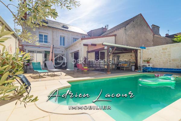 ROMORANTIN-LANTHENAY (41200) - MAGNIFIQUE MAISON DE VILLE, proche de la gare et de toutes les commodités, composée au rez-de-chaussée d'une salle à manger avec cuisine ouverte, d'un salon donnant sur la terrasse et la piscine chauffée, d'une suite parentale avec salle d'eau et wc indépendant. Au premier étage, un grand palier climatisé desservant 2 grandes chambres de plus de 20 m² chacune, d'une salle de bain, d'une buanderie et d'un wc indépendant. Au dernier étage, actuellement salle de cinéma pouvant facilement être transformé en chambre à coucher. Cour intérieur avec garage de plus de 50 m² et ses dépendances de près de 70 m².
Chauffage au gaz de ville et climatisation par pompe à chaleur air/air (Split) sur le palier…
A découvrir rapidement!

Pour visiter et vous accompagner dans votre projet n'hésitez pas à me contacter, ADRIEN LACOUR.
- ESTIMATION GRATUITE DE VOTRE BIEN -