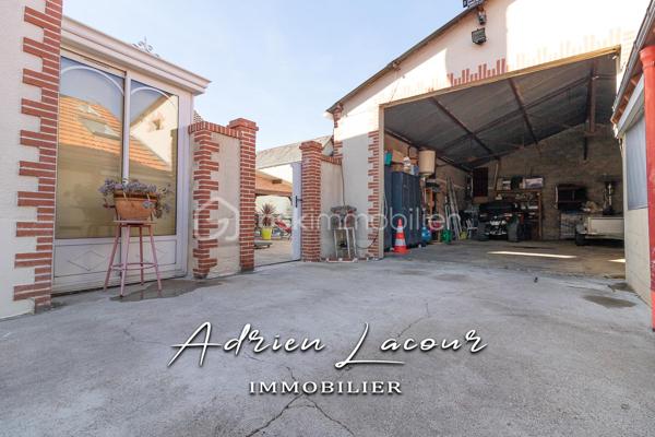 ROMORANTIN-LANTHENAY (41200) - MAGNIFIQUE MAISON DE VILLE, proche de la gare et de toutes les commodités, composée au rez-de-chaussée d'une salle à manger avec cuisine ouverte, d'un salon donnant sur la terrasse et la piscine chauffée, d'une suite parentale avec salle d'eau et wc indépendant. Au premier étage, un grand palier climatisé desservant 2 grandes chambres de plus de 20 m² chacune, d'une salle de bain, d'une buanderie et d'un wc indépendant. Au dernier étage, actuellement salle de cinéma pouvant facilement être transformé en chambre à coucher. Cour intérieur avec garage de plus de 50 m² et ses dépendances de près de 70 m².
Chauffage au gaz de ville et climatisation par pompe à chaleur air/air (Split) sur le palier…
A découvrir rapidement!

Pour visiter et vous accompagner dans votre projet n'hésitez pas à me contacter, ADRIEN LACOUR.
- ESTIMATION GRATUITE DE VOTRE BIEN -