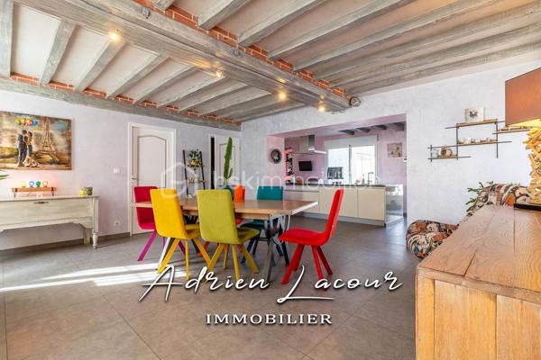 ROMORANTIN-LANTHENAY (41200) - MAGNIFIQUE MAISON DE VILLE, proche de la gare et de toutes les commodités, composée au rez-de-chaussée d'une salle à manger avec cuisine ouverte, d'un salon donnant sur la terrasse et la piscine chauffée, d'une suite parentale avec salle d'eau et wc indépendant. Au premier étage, un grand palier climatisé desservant 2 grandes chambres de plus de 20 m² chacune, d'une salle de bain, d'une buanderie et d'un wc indépendant. Au dernier étage, actuellement salle de cinéma pouvant facilement être transformé en chambre à coucher. Cour intérieur avec garage de plus de 50 m² et ses dépendances de près de 70 m².
Chauffage au gaz de ville et climatisation par pompe à chaleur air/air (Split) sur le palier…
A découvrir rapidement!

Pour visiter et vous accompagner dans votre projet n'hésitez pas à me contacter, ADRIEN LACOUR.
- ESTIMATION GRATUITE DE VOTRE BIEN -