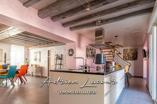 ROMORANTIN-LANTHENAY (41200) - MAGNIFIQUE MAISON DE VILLE, proche de la gare et de toutes les commodités, composée au rez-de-chaussée d'une salle à manger avec cuisine ouverte, d'un salon donnant sur la terrasse et la piscine chauffée, d'une suite parentale avec salle d'eau et wc indépendant. Au premier étage, un grand palier climatisé desservant 2 grandes chambres de plus de 20 m² chacune, d'une salle de bain, d'une buanderie et d'un wc indépendant. Au dernier étage, actuellement salle de cinéma pouvant facilement être transformé en chambre à coucher. Cour intérieur avec garage de plus de 50 m² et ses dépendances de près de 70 m².
Chauffage au gaz de ville et climatisation par pompe à chaleur air/air (Split) sur le palier…
A découvrir rapidement!

Pour visiter et vous accompagner dans votre projet n'hésitez pas à me contacter, ADRIEN LACOUR.
- ESTIMATION GRATUITE DE VOTRE BIEN -