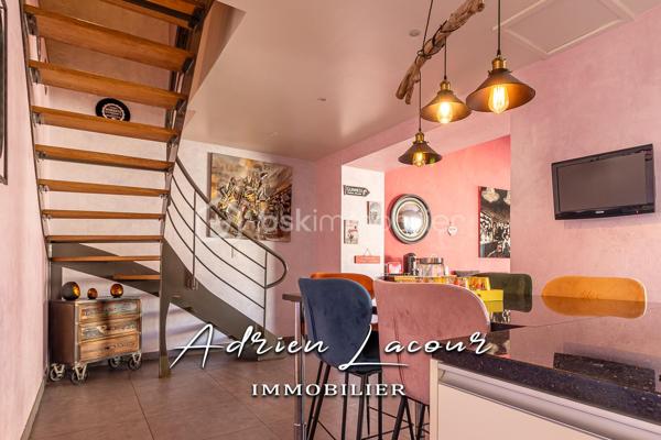 ROMORANTIN-LANTHENAY (41200) - MAGNIFIQUE MAISON DE VILLE, proche de la gare et de toutes les commodités, composée au rez-de-chaussée d'une salle à manger avec cuisine ouverte, d'un salon donnant sur la terrasse et la piscine chauffée, d'une suite parentale avec salle d'eau et wc indépendant. Au premier étage, un grand palier climatisé desservant 2 grandes chambres de plus de 20 m² chacune, d'une salle de bain, d'une buanderie et d'un wc indépendant. Au dernier étage, actuellement salle de cinéma pouvant facilement être transformé en chambre à coucher. Cour intérieur avec garage de plus de 50 m² et ses dépendances de près de 70 m².
Chauffage au gaz de ville et climatisation par pompe à chaleur air/air (Split) sur le palier…
A découvrir rapidement!

Pour visiter et vous accompagner dans votre projet n'hésitez pas à me contacter, ADRIEN LACOUR.
- ESTIMATION GRATUITE DE VOTRE BIEN -