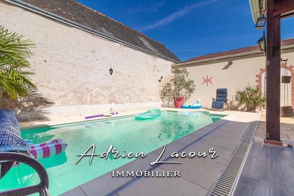ROMORANTIN-LANTHENAY (41200) - MAGNIFIQUE MAISON DE VILLE, proche de la gare et de toutes les commodités, composée au rez-de-chaussée d'une salle à manger avec cuisine ouverte, d'un salon donnant sur la terrasse et la piscine chauffée, d'une suite parentale avec salle d'eau et wc indépendant. Au premier étage, un grand palier climatisé desservant 2 grandes chambres de plus de 20 m² chacune, d'une salle de bain, d'une buanderie et d'un wc indépendant. Au dernier étage, actuellement salle de cinéma pouvant facilement être transformé en chambre à coucher. Cour intérieur avec garage de plus de 50 m² et ses dépendances de près de 70 m².
Chauffage au gaz de ville et climatisation par pompe à chaleur air/air (Split) sur le palier…
A découvrir rapidement!

Pour visiter et vous accompagner dans votre projet n'hésitez pas à me contacter, ADRIEN LACOUR.
- ESTIMATION GRATUITE DE VOTRE BIEN -
