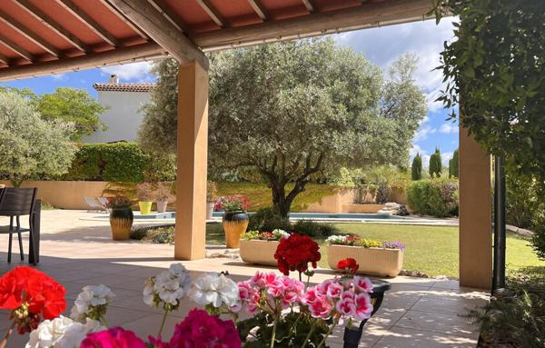 DEMEURE AU COEUR D'UN VILLAGE PROVENÇAL