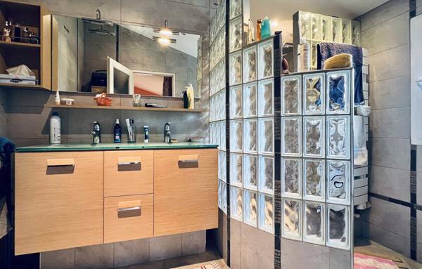 DEMEURE AU COEUR D'UN VILLAGE PROVENÇAL