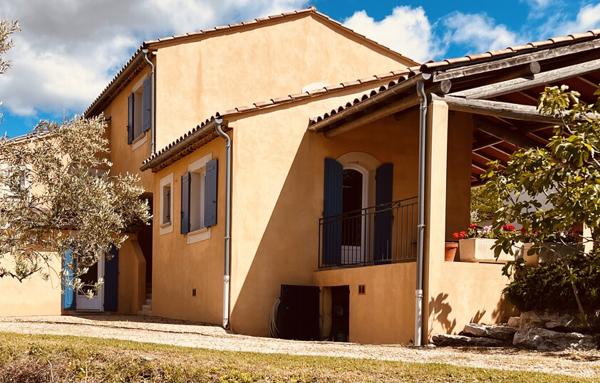 DEMEURE AU COEUR D'UN VILLAGE PROVENÇAL