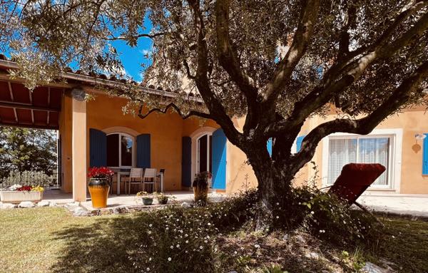 DEMEURE AU COEUR D'UN VILLAGE PROVENÇAL