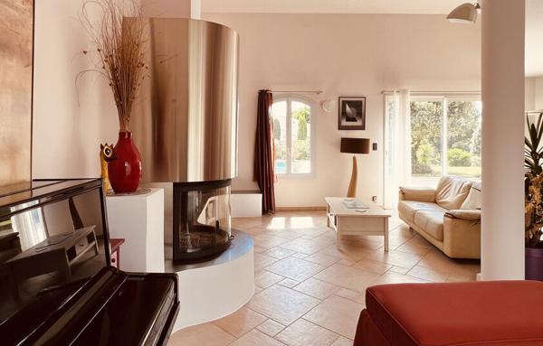 DEMEURE AU COEUR D'UN VILLAGE PROVENÇAL