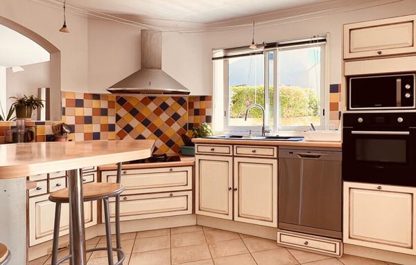 DEMEURE AU COEUR D'UN VILLAGE PROVENÇAL