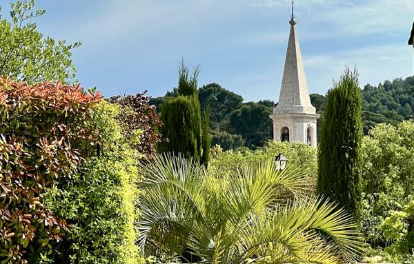 DEMEURE AU COEUR D'UN VILLAGE PROVENÇAL