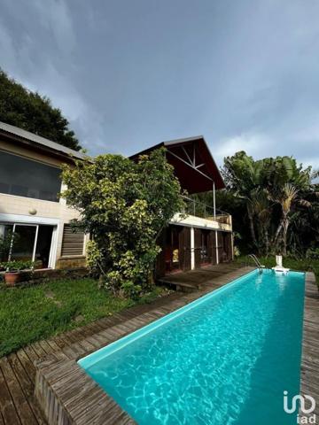 Maison 8 pièces de 298 m² à Les Avirons (97425)