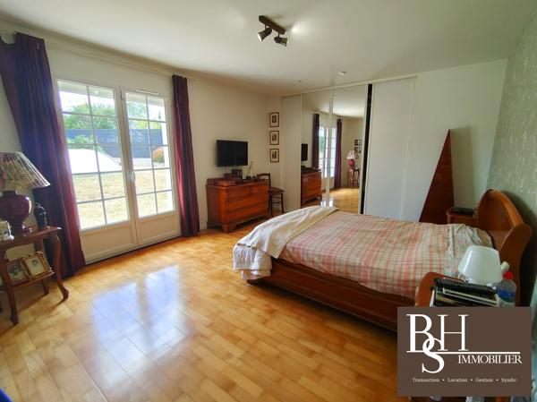 Maison 5 pièces de 187m² sur parcelle de 2065m² avec piscine, garages et boulodrome