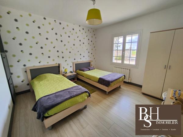 Maison 5 pièces de 187m² sur parcelle de 2065m² avec piscine, garages et boulodrome