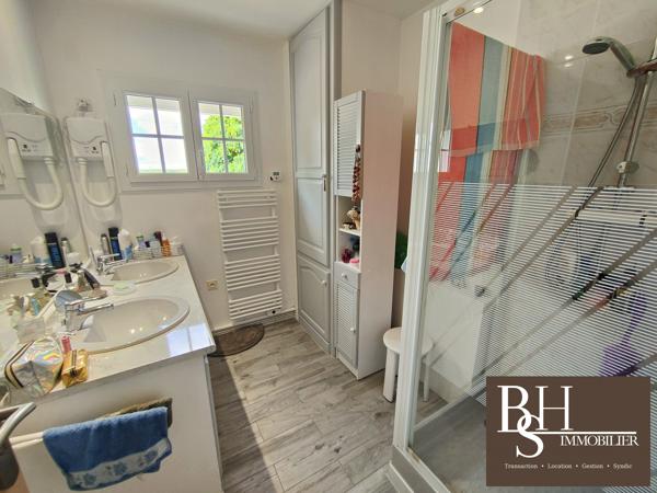 Maison 5 pièces de 187m² sur parcelle de 2065m² avec piscine, garages et boulodrome